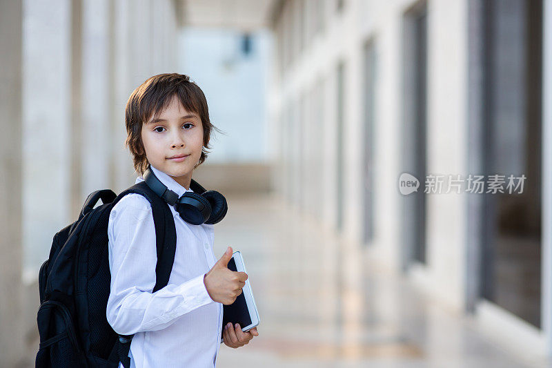 背着书包的小学生