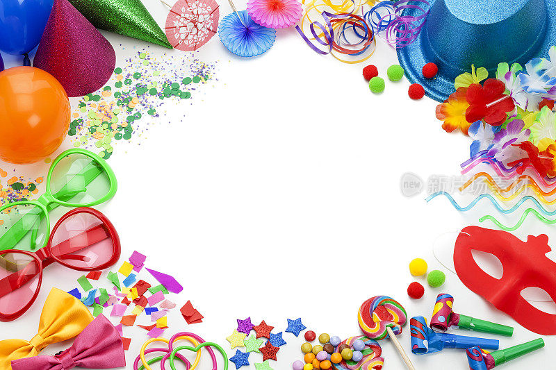 彩色的嘉年华或派对框架的气球，彩带和五彩纸屑在白色的背景
