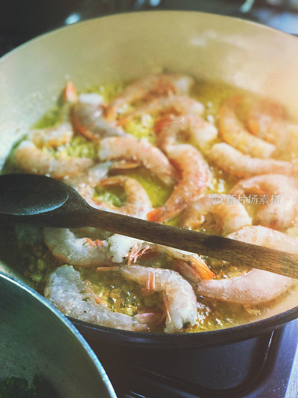 在平底锅里煎虾。
