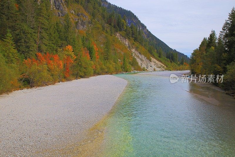 秋天的阿尔卑斯林地景观中的河流-德国巴伐利亚阿尔卑斯