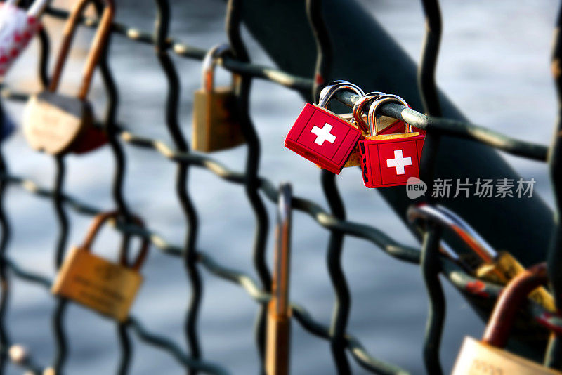 爱的挂锁挂在瑞士苏黎世的一座旧桥上