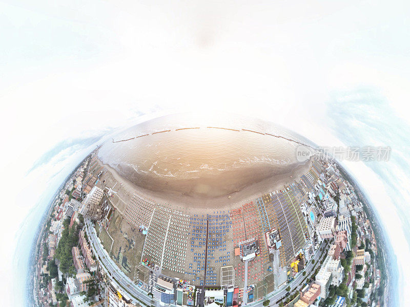 360°鸟瞰图里维埃拉罗马尼奥拉海岸线在日出