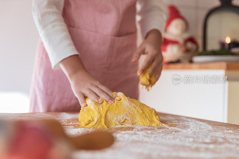 女孩在揉藏红花面团