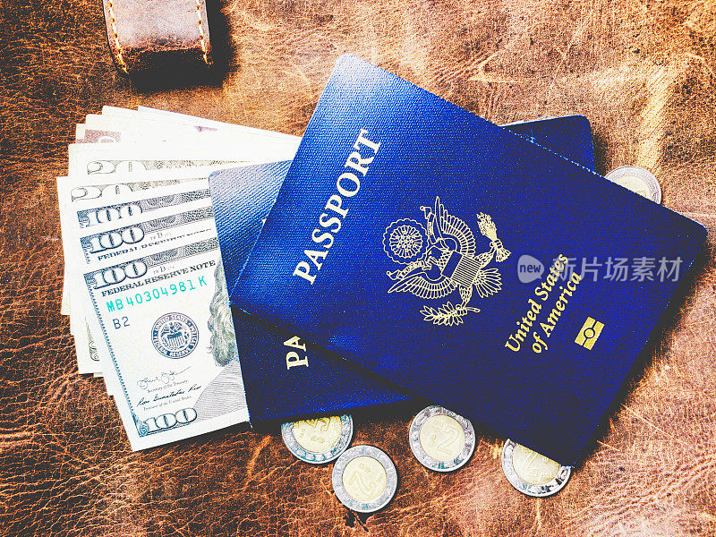 美国护照和现金