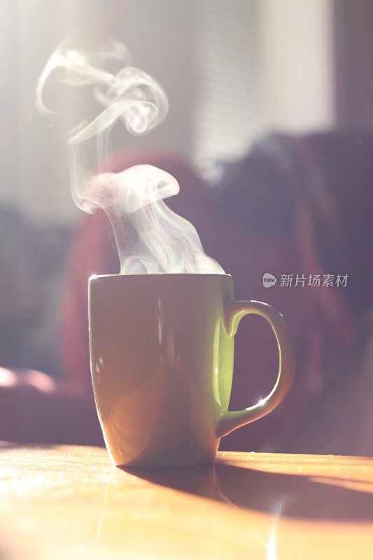 用蒸汽加热咖啡杯