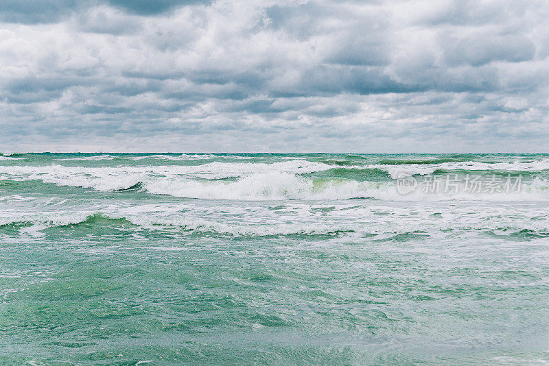 白天波涛汹涌的黑海，波涛汹涌，狂风大作