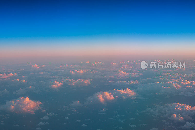 在云层上飞行。从飞机舷窗鸟瞰图