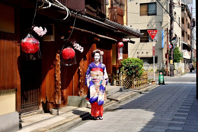 穿着舞子服装的日本女人走在京都祗园街