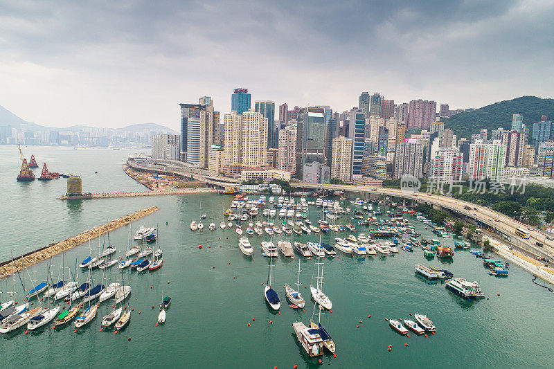 鸟瞰图的香港城市天际线和维多利亚港日落在中国