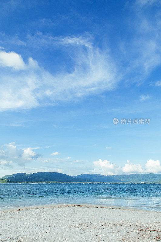 苏梅岛附近的泥心小岛的白色沙滩和蓝天