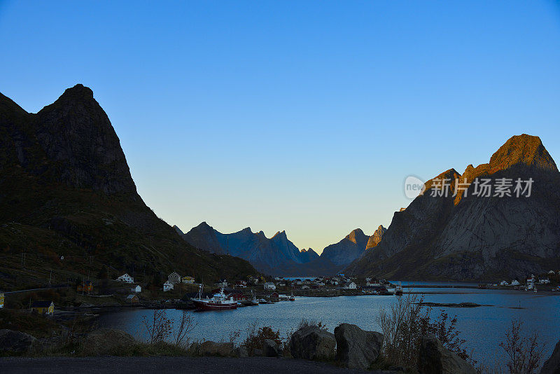 宁静的罗浮敦群岛日落美景