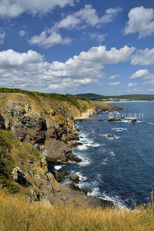 索佐波尔镇附近的黑海岩石海岸