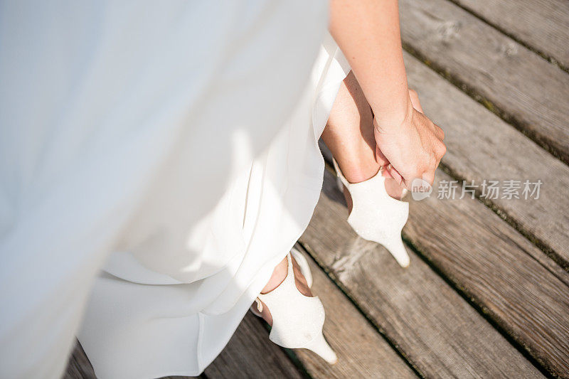 新娘穿上她的鞋子