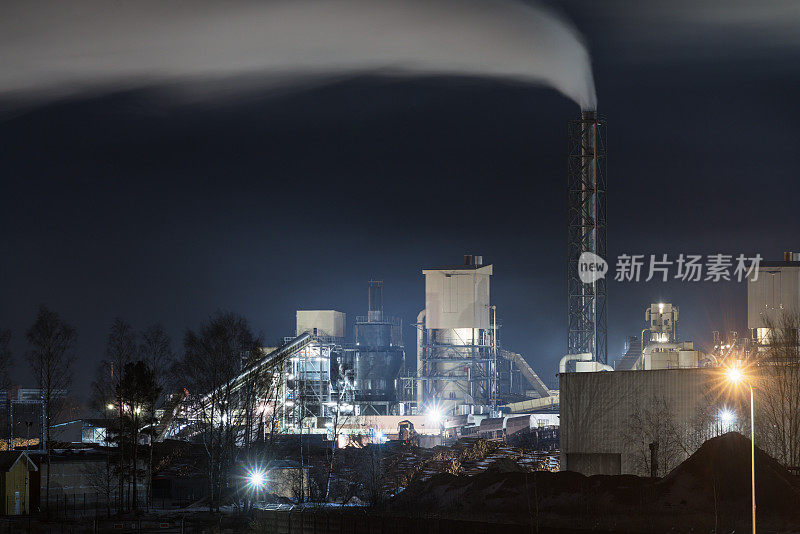 工厂烟囱冒烟的夜景