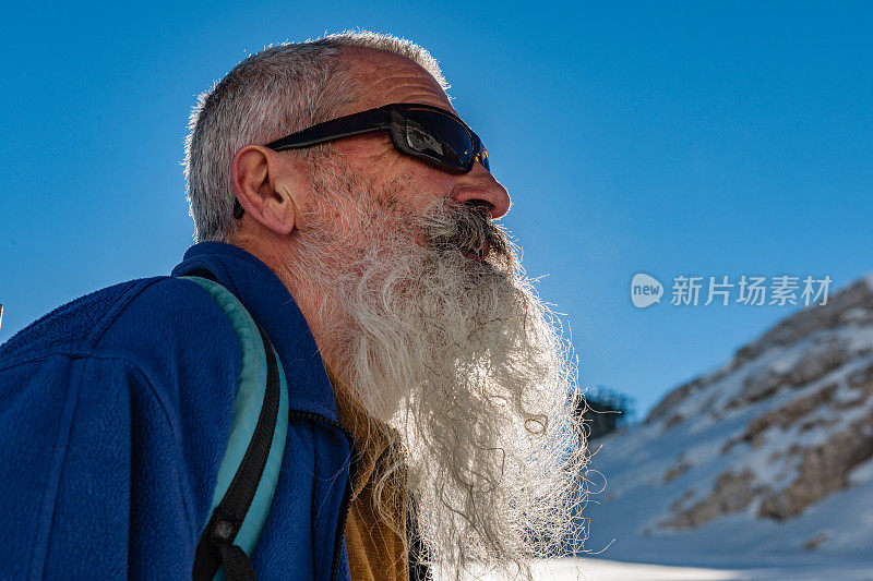 快乐的资深登山者与长胡子，卡宁，Trigalav国家公园，朱利安阿尔卑斯，欧洲