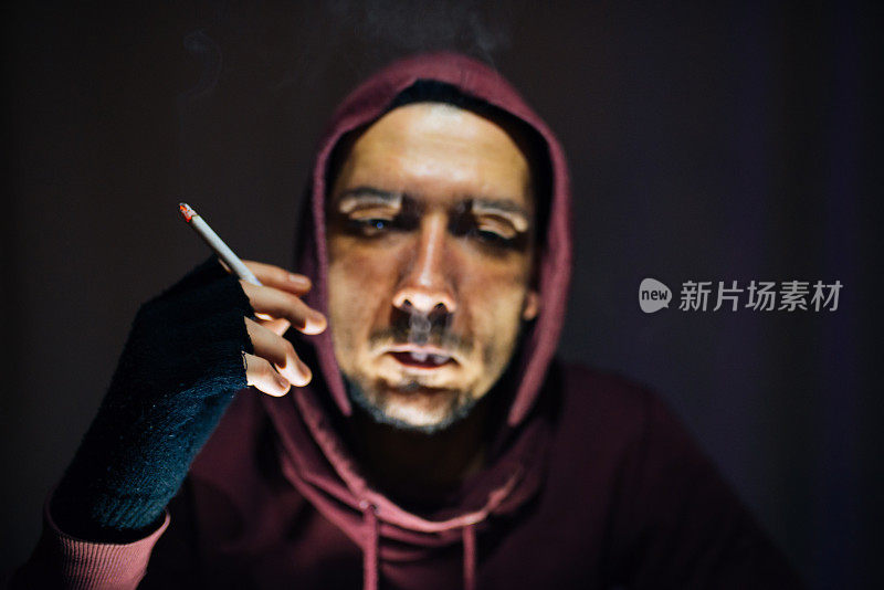 穿着帽衫和黑手套的大胡子黑客的肖像