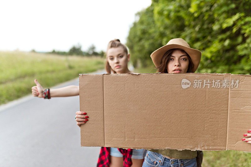 两个时髦女孩一起搭便车