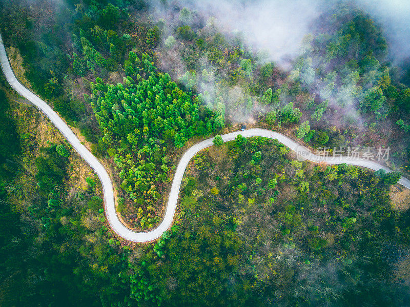 鸟瞰有雾的山路