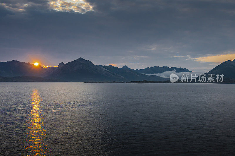 挪威峡湾的午夜太阳