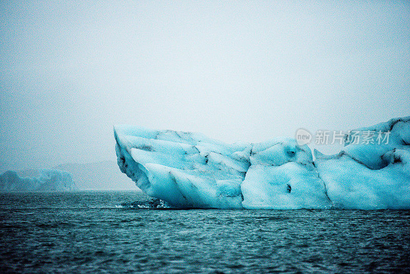 冰山漂浮在Jökulsárlón冰川泻湖冰岛在阴天