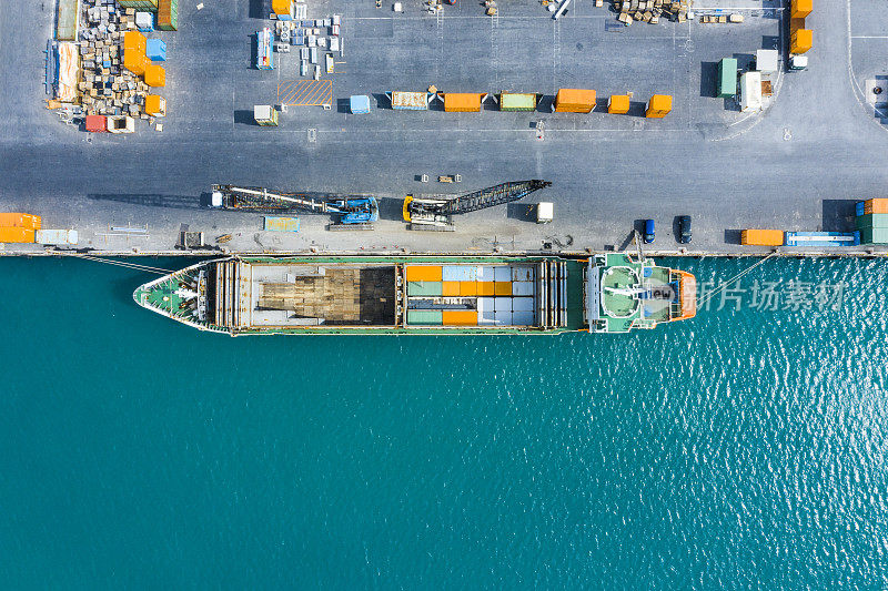 固定在商业港口的集装箱船的航拍照片。