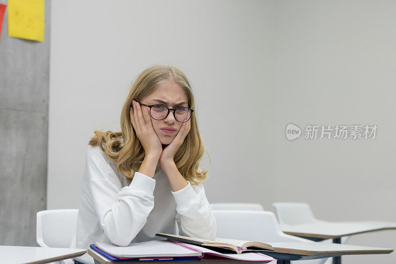 沮丧的学生试图理解