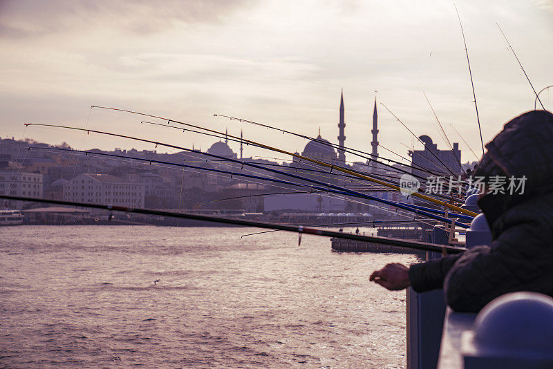 伊斯坦布尔加拉塔桥上的渔民