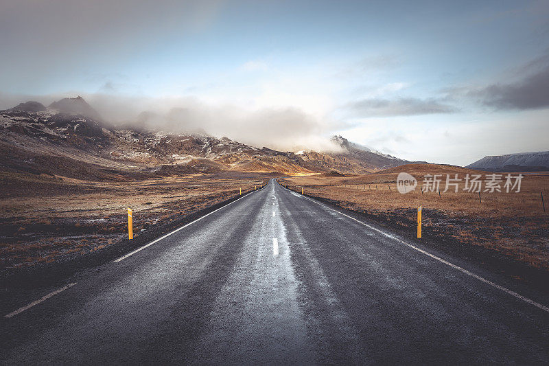 通往冰岛克莱法瓦特湖的路