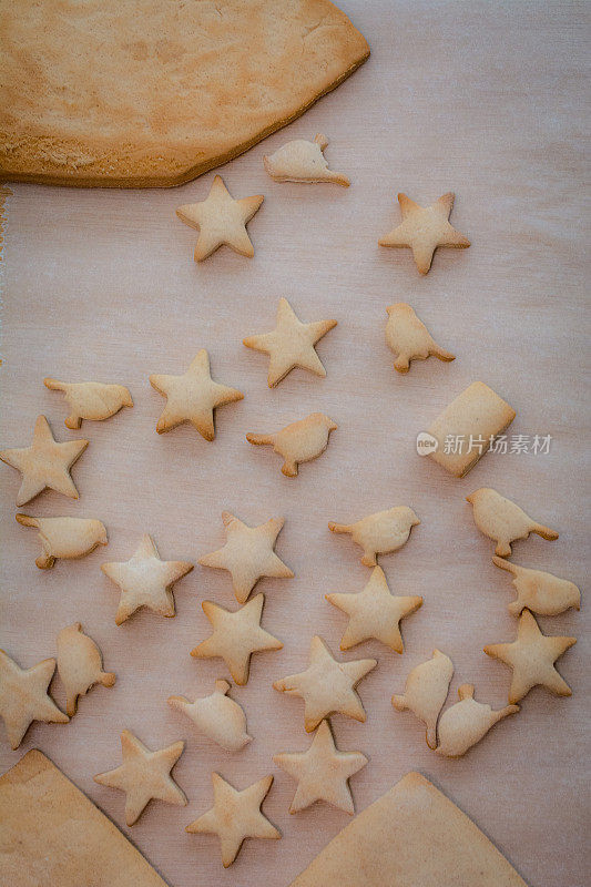 自制星星和小鸟作为圣诞节姜饼屋的装饰