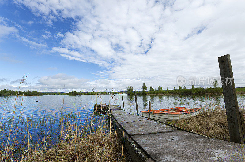 通往一个湖的码头，瑞典乡村
