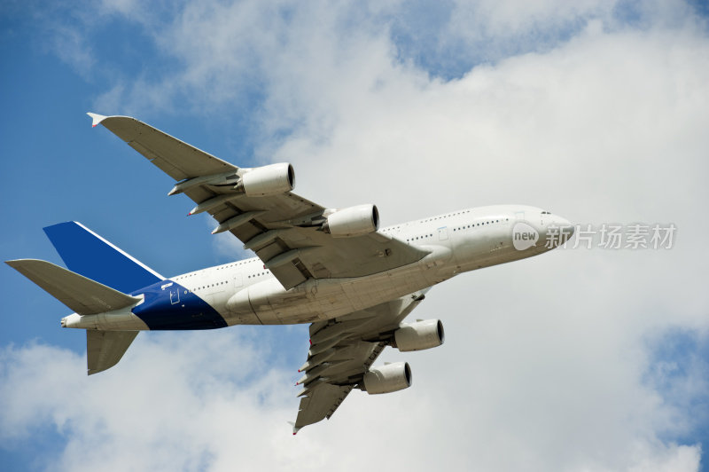 空客A380在法恩伯勒航展上表演