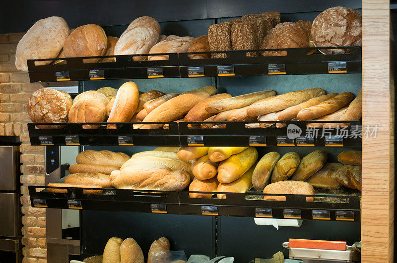 面包店出售不同种类的新鲜面包和面包卷