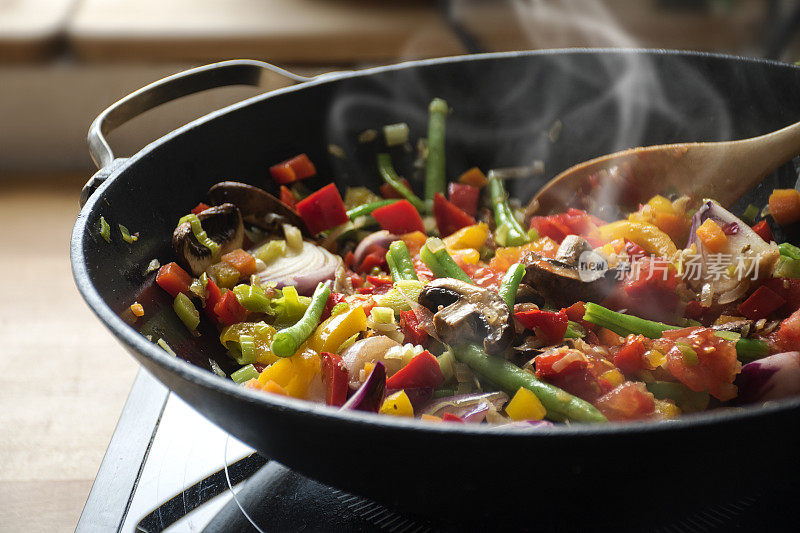 混合蔬菜在锅中蒸，亚洲料理