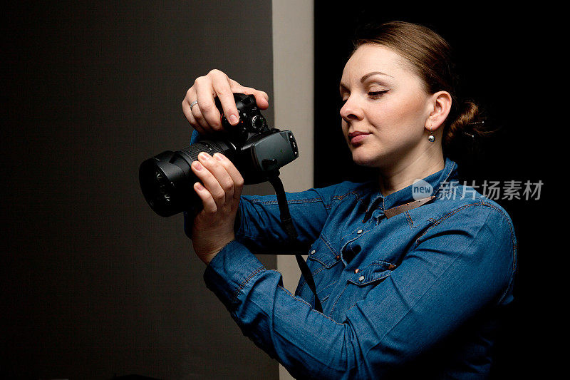 摄影师女人拿着相机拍照