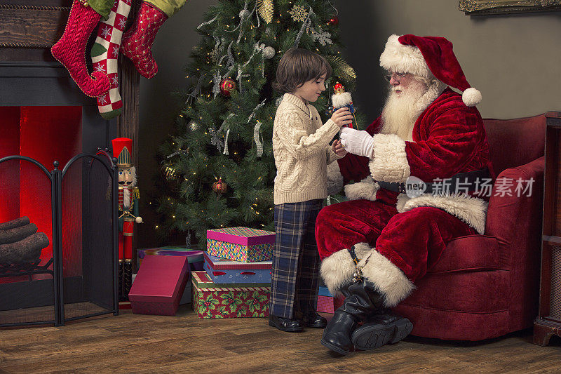 小男孩展示真正的圣诞老人胡桃夹子。