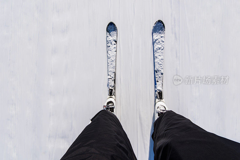 上图是一个不知名的滑雪者在雪地上滑雪。