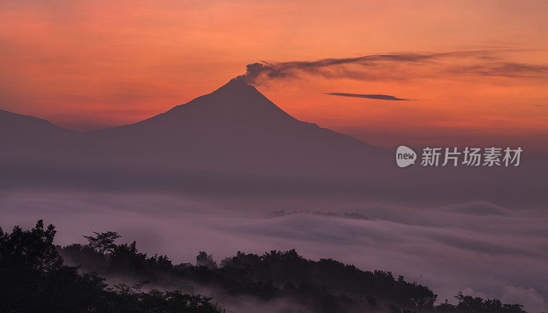 在印度尼西亚爪哇的默拉皮火山上空，雾气蒙蒙的日出