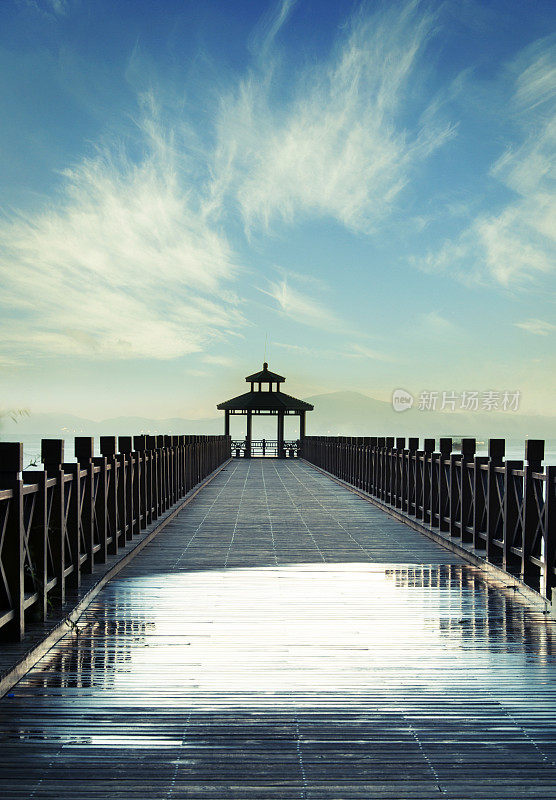 中国湖面上宁静的日落