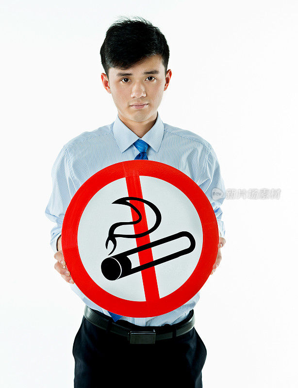 年轻的商人举着禁止吸烟的牌子