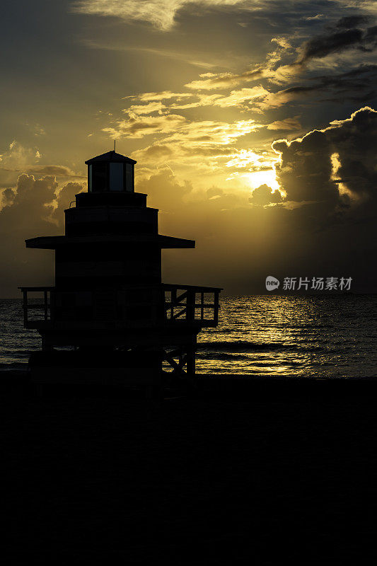 日出时迈阿密海滩的救生员站