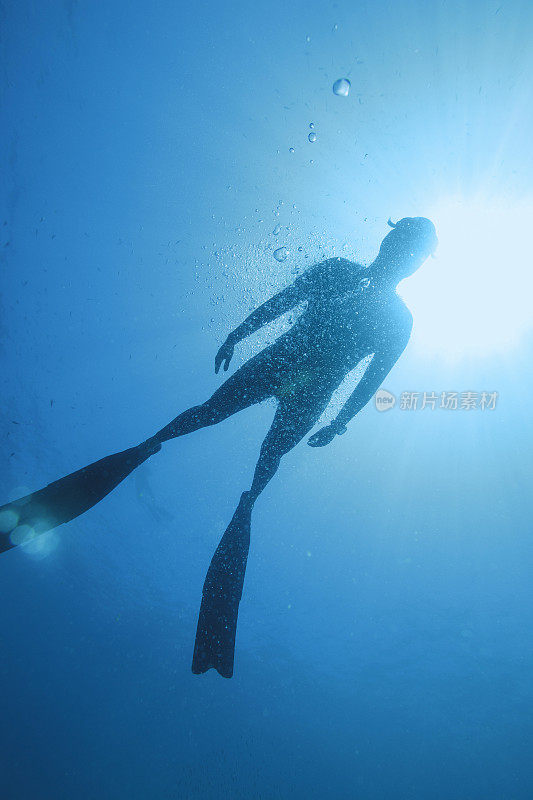 自由潜水呼吸暂停妇女浮潜水下潜水海上冒险