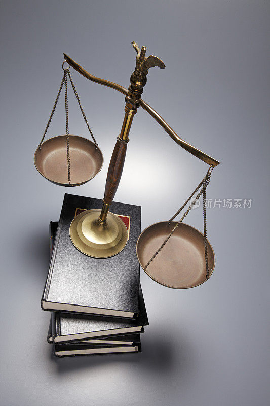 法律书籍堆上的正义尺度