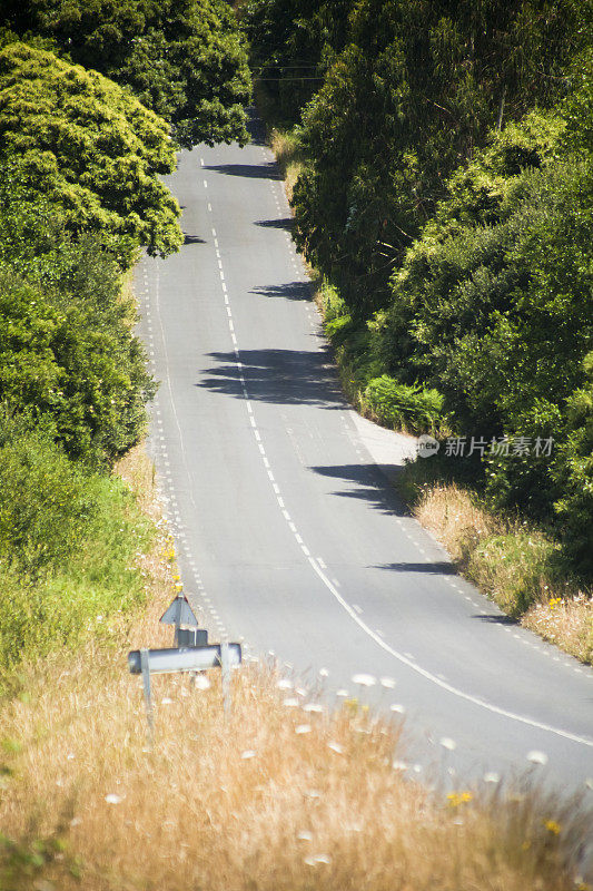 夏天笔直的乡村公路。