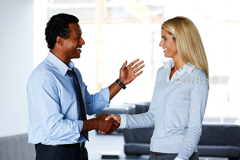 商务人士在工作场所握手