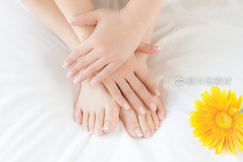 女人的手和脚经过美容用黄花