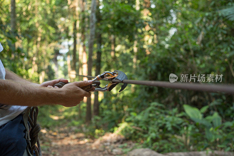 人在高空滑索上挂钩环