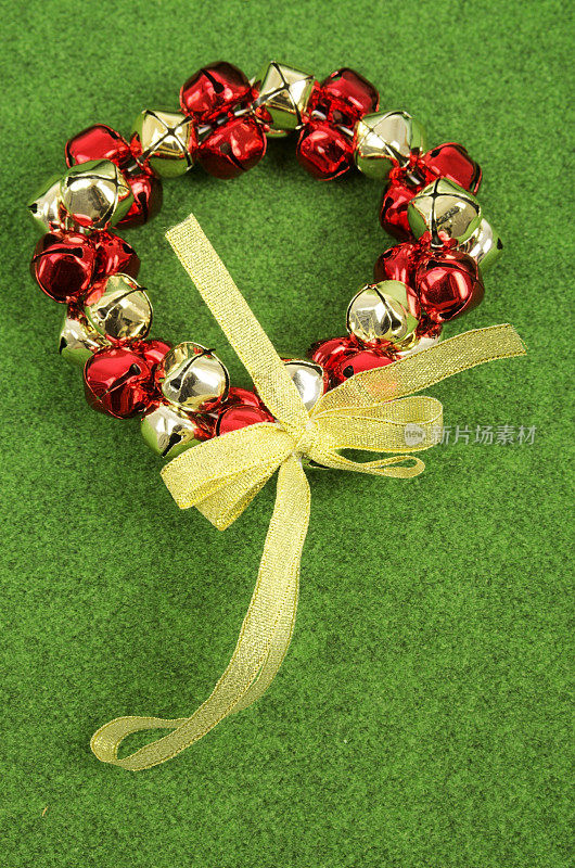 圣诞节装饰用红色和金色的缎带铃铛
