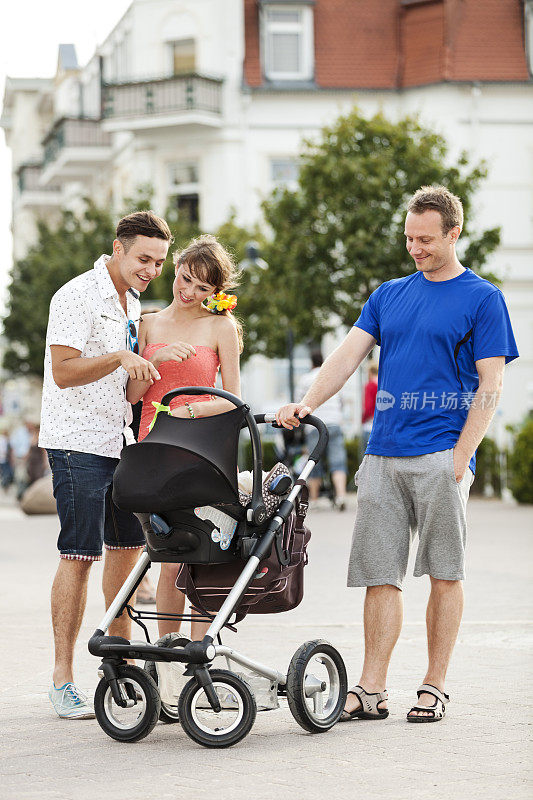 爸爸推着婴儿车