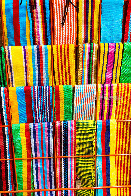 哥伦比亚卡塔赫纳的彩色编织腰带或带子