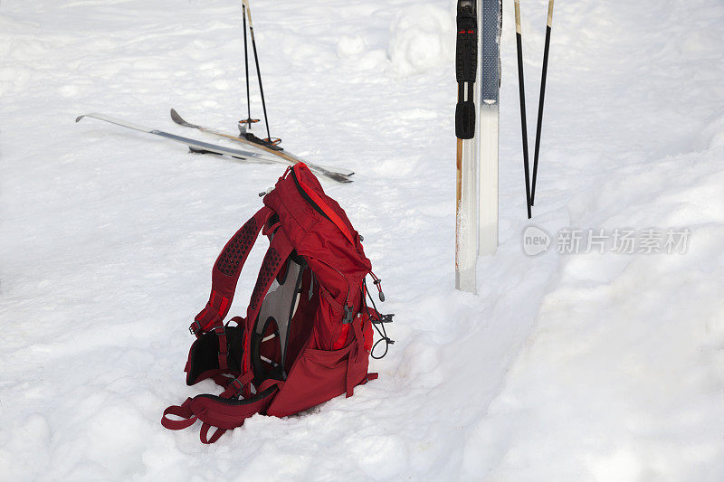 2月在结冰的湖边滑雪和背包。